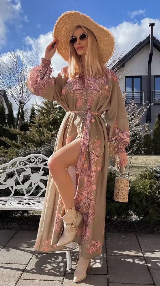 Stylowa MAXI sukienka w różowe kwiaty zapinana na guziki - R696