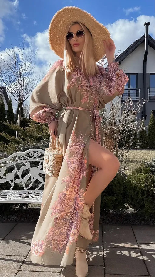 Stylowa MAXI sukienka w różowe kwiaty zapinana na guziki - R696