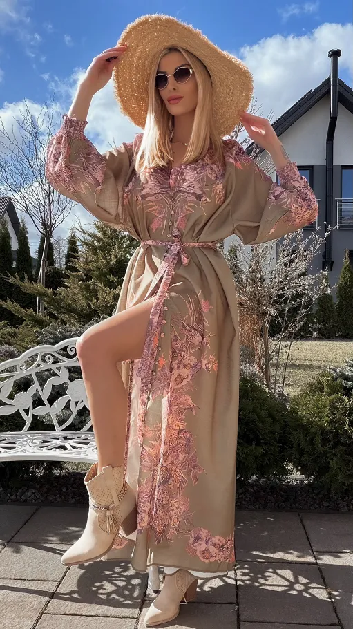 Stylowa MAXI sukienka w różowe kwiaty zapinana na guziki - R696