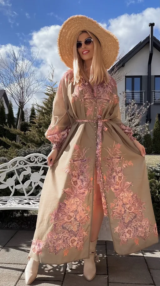 Stylowa MAXI sukienka w różowe kwiaty zapinana na guziki - R696