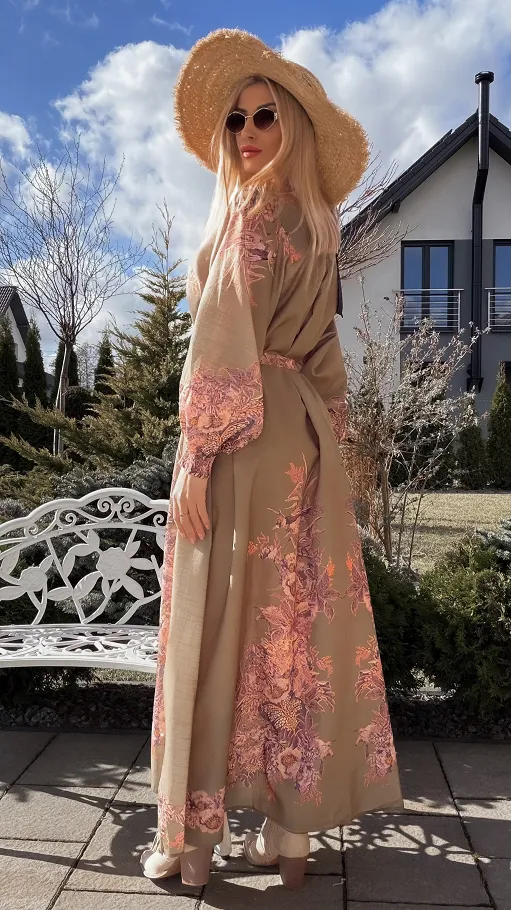 Stylowa MAXI sukienka w różowe kwiaty zapinana na guziki - R696