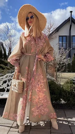 Stylowa MAXI sukienka w różowe kwiaty zapinana na guziki - R696