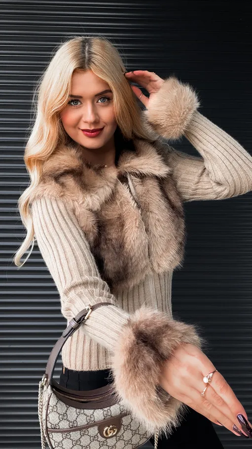 Modny sweter z wiskozy z futerkiem zapinany na zamek BEŻOWY - R298C