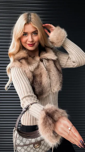 Modny sweter z wiskozy z futerkiem zapinany na zamek BEŻOWY - R298C