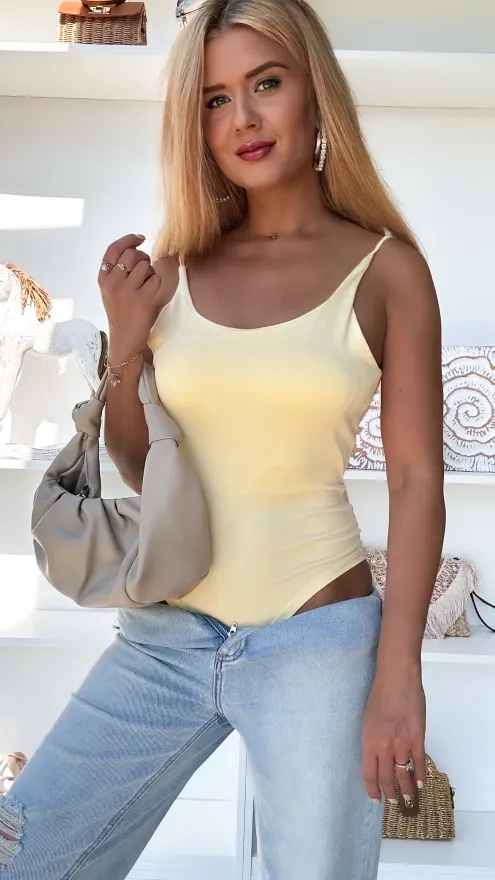 Masełkowa bluzka BODY z usztywnianymi miseczkami i odkrytymi plecami - P756A