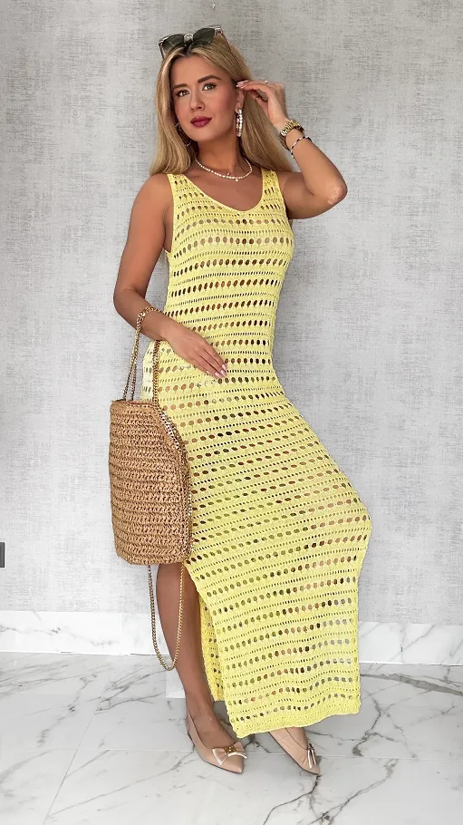Szydełkowa MAXI sukienka na plażę z rozcięciem i cekinami ŻÓŁTA - P644