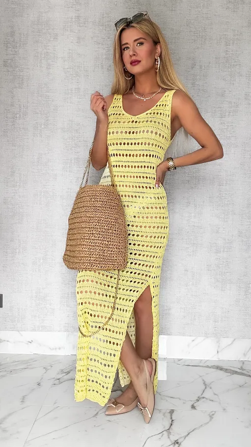 Szydełkowa MAXI sukienka na plażę z rozcięciem i cekinami ŻÓŁTA - P644