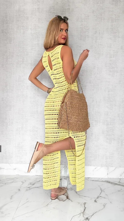 Szydełkowa MAXI sukienka na plażę z rozcięciem i cekinami ŻÓŁTA - P644