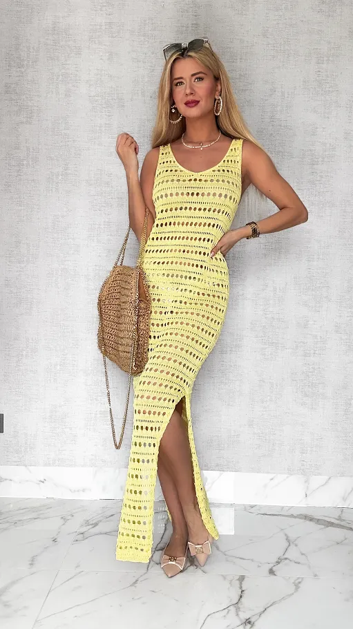 Szydełkowa MAXI sukienka na plażę z rozcięciem i cekinami ŻÓŁTA - P644