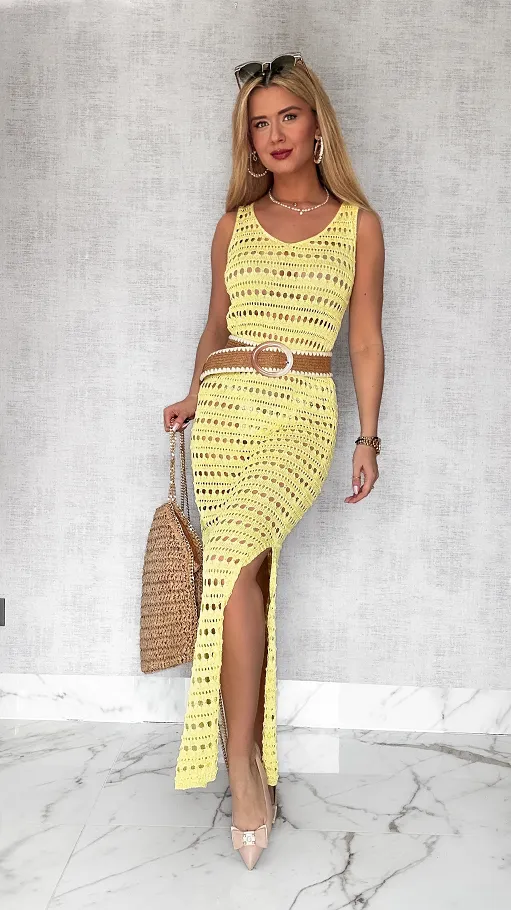 Szydełkowa MAXI sukienka na plażę z rozcięciem i cekinami ŻÓŁTA - P644