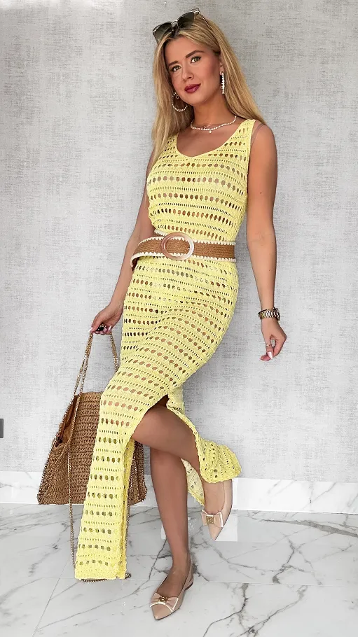 Szydełkowa MAXI sukienka na plażę z rozcięciem i cekinami ŻÓŁTA - P644