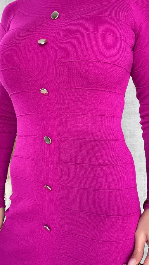 Sukienka dzianinowa zdobiona złotymi guzikami ONE SIZE fuksja - R429