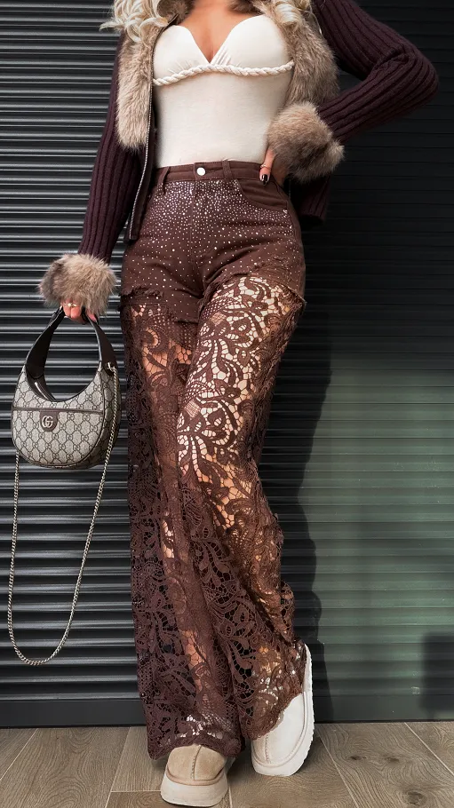 Brązowe spodnie jeansowe z cekinami i koronkowymi nogawkami - R155