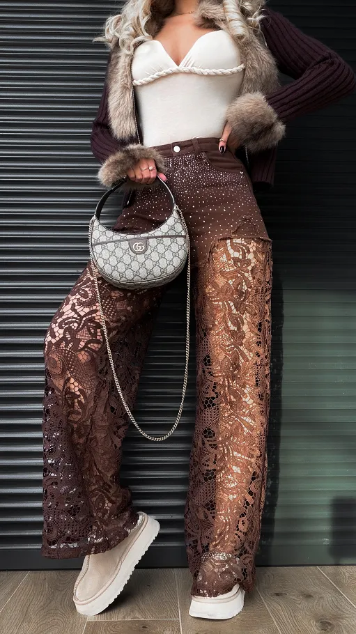 Brązowe spodnie jeansowe z cekinami i koronkowymi nogawkami - R155