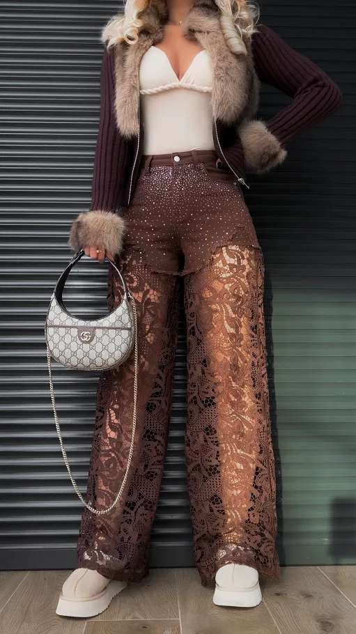 Brązowe spodnie jeansowe z cekinami i koronkowymi nogawkami - R155