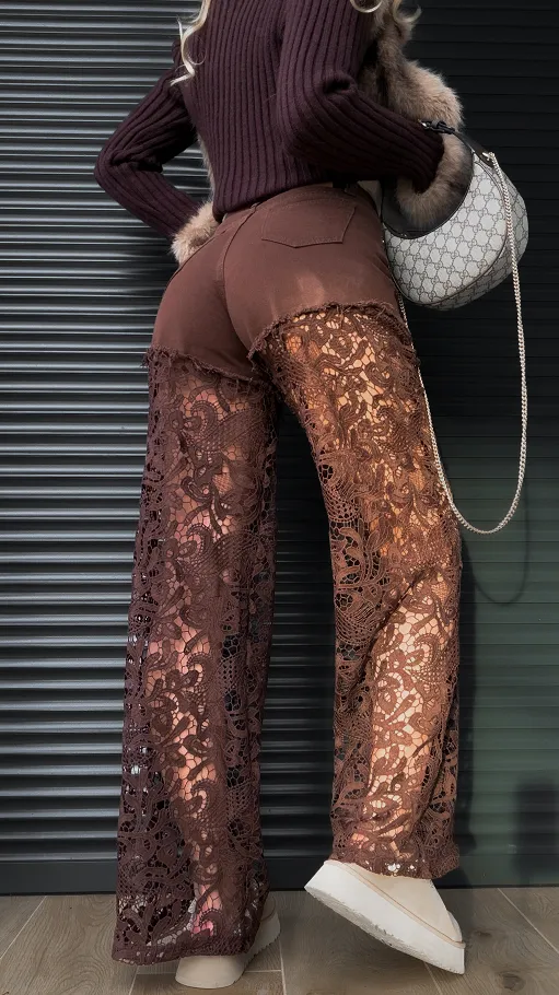 Brązowe spodnie jeansowe z cekinami i koronkowymi nogawkami - R155