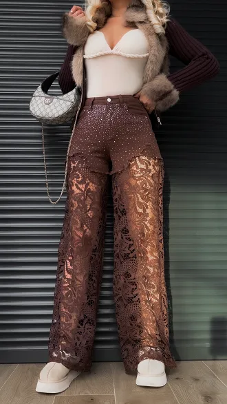 Brązowe spodnie jeansowe z cekinami i koronkowymi nogawkami - R155