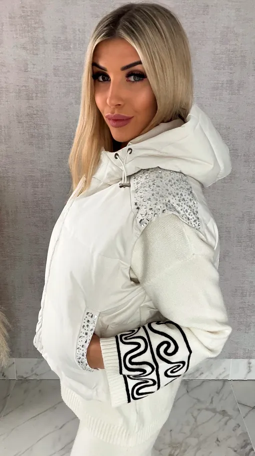 Idealna wiosenna kamizelka ECRU z kapturem zdobiona cyrkoniami - R624