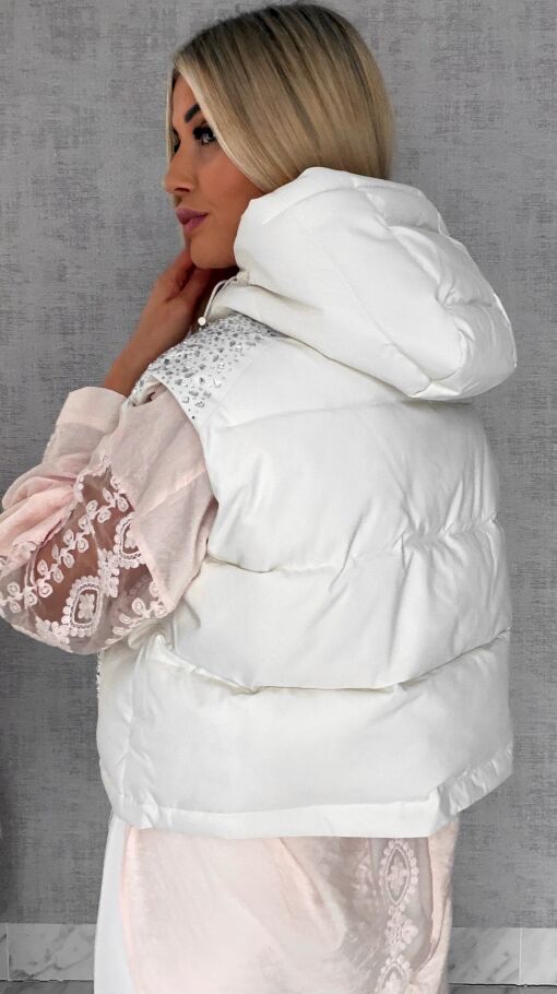 Idealna wiosenna kamizelka ECRU z kapturem zdobiona cyrkoniami - R624