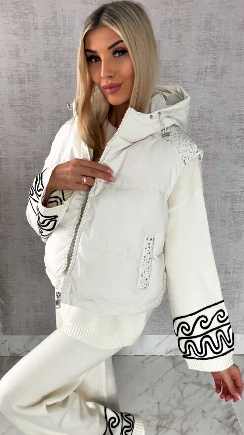 Idealna wiosenna kamizelka ECRU z kapturem zdobiona cyrkoniami - R624
