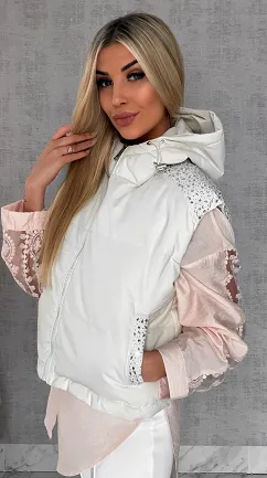 Idealna wiosenna kamizelka ECRU z kapturem zdobiona cyrkoniami - R624