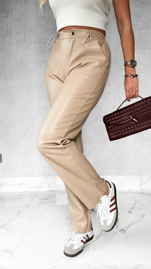Beżowe elastyczne spodnie ze EKO skóry - P174