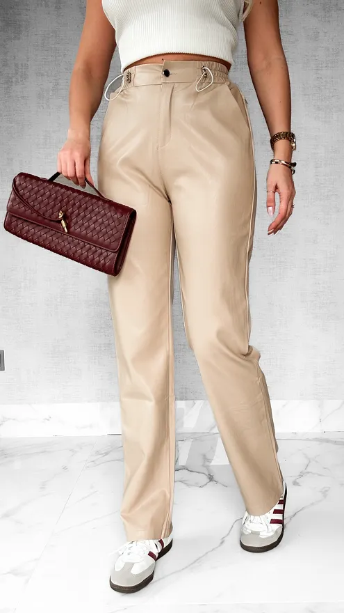 Beżowe elastyczne spodnie ze EKO skóry - P174