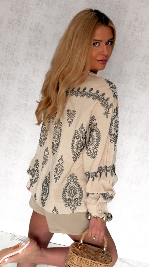 Luźna bluzka boho w kolorze ecru z haftami - S030