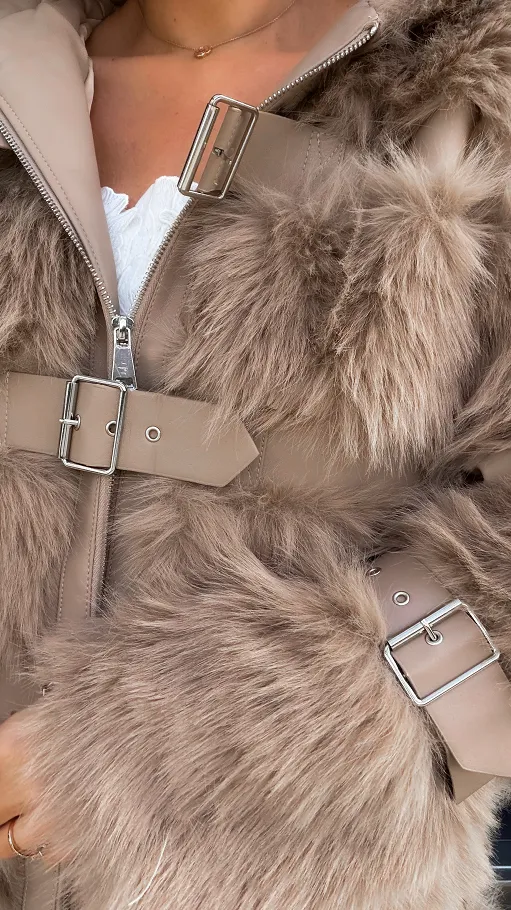 Eleganckie beżowe futerko w pasy z eko skóry - R206