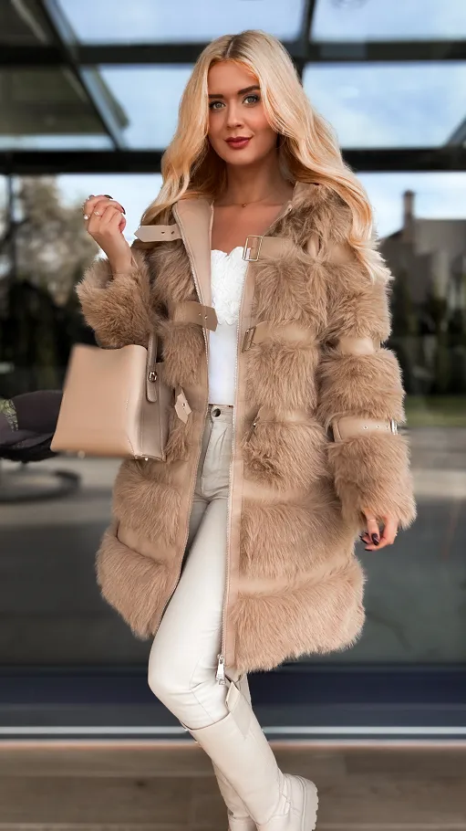 Eleganckie beżowe futerko w pasy z eko skóry - R206