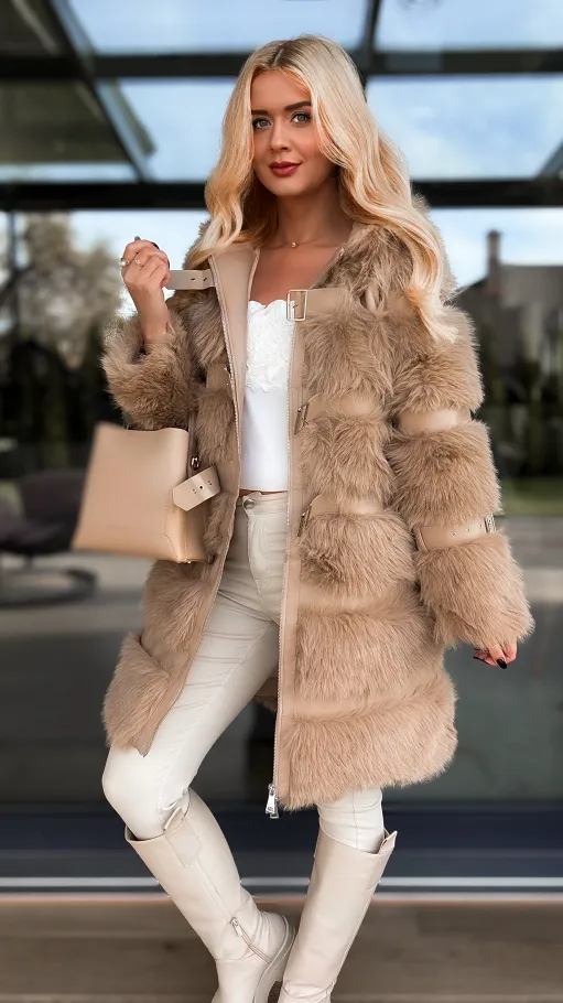 Eleganckie beżowe futerko w pasy z eko skóry - R206