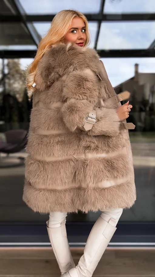 Eleganckie beżowe futerko w pasy z eko skóry - R206