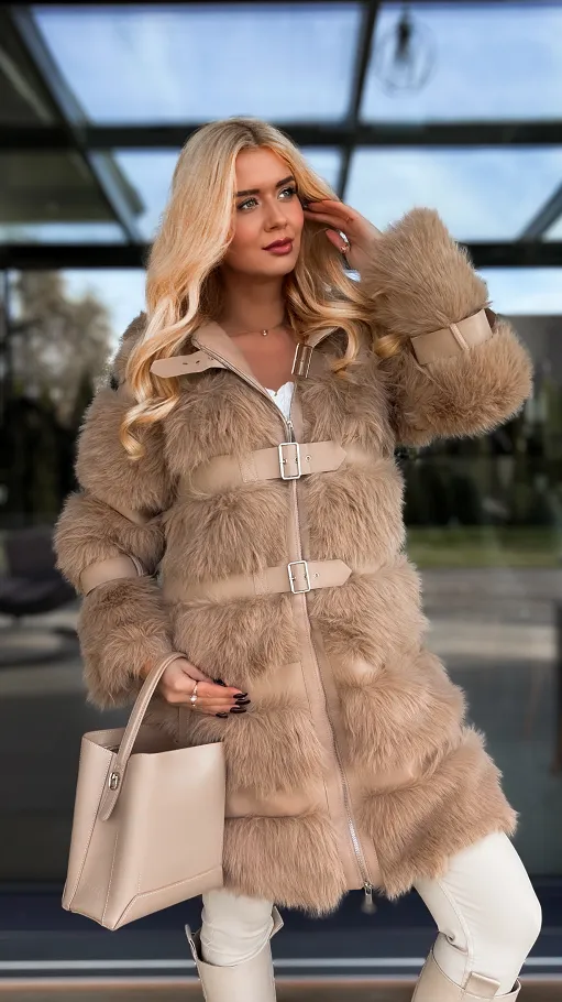 Eleganckie beżowe futerko w pasy z eko skóry - R206
