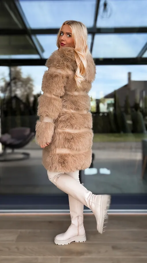 Eleganckie beżowe futerko w pasy z eko skóry - R206
