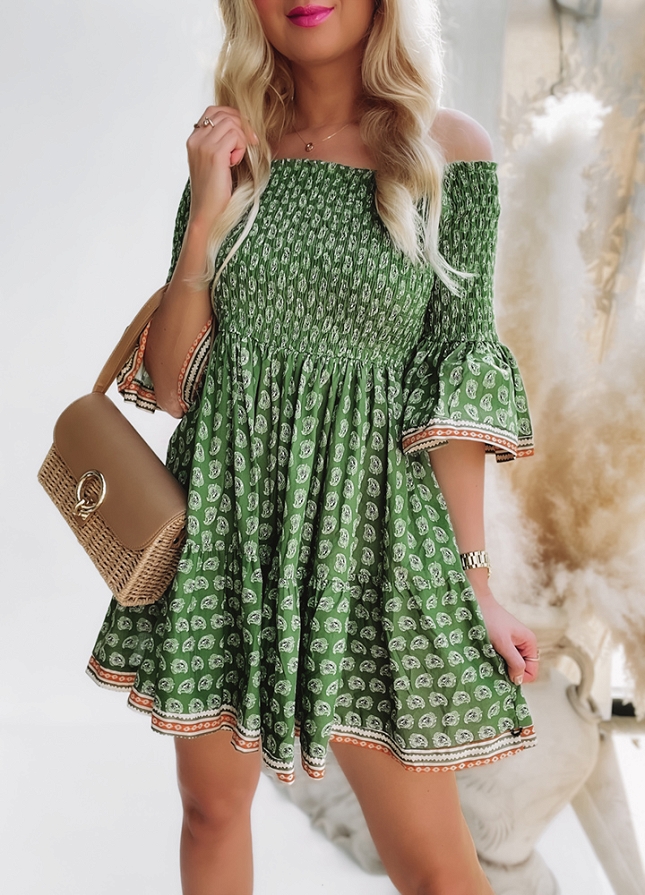 Zielona sukienka z gumowym dekoltem - K470