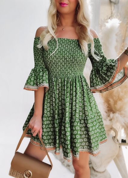 Zielona sukienka z gumowym dekoltem - K470