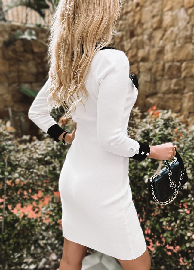 Biała sukienka dzianinowa eleganckie czarne dodatki - L558