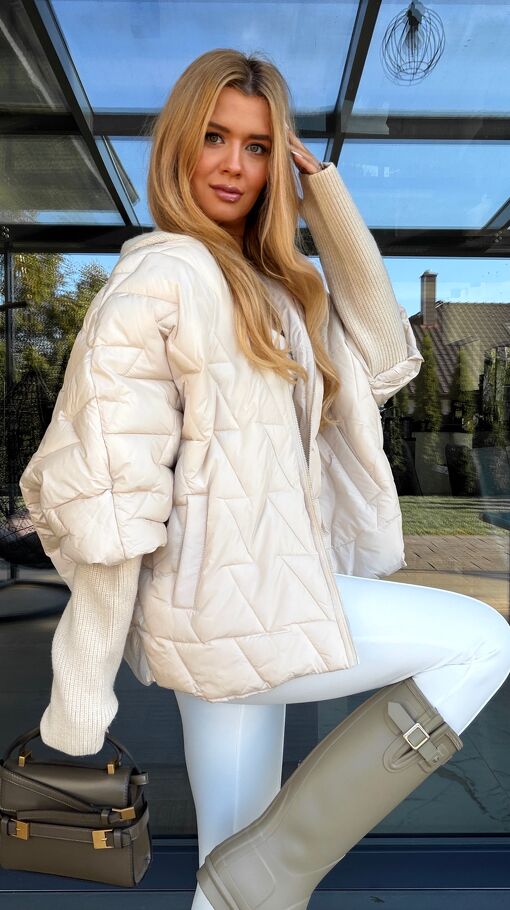 Stylowa pikowana kurtka z kapturem i swetrowymi dodatkami ONE SIZE ecru - S497A