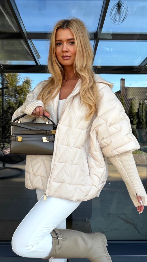 Stylowa pikowana kurtka z kapturem i swetrowymi dodatkami ONE SIZE ecru - S497A