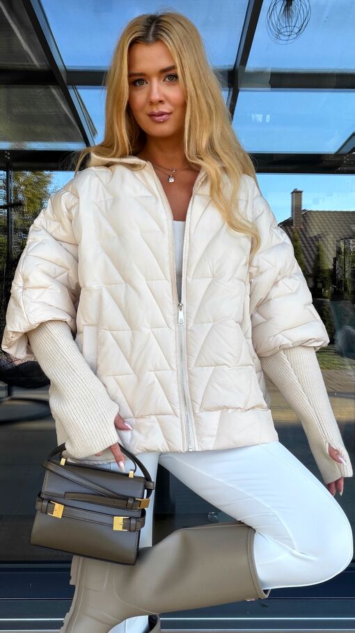 Stylowa pikowana kurtka z kapturem i swetrowymi dodatkami ONE SIZE ecru - S497A