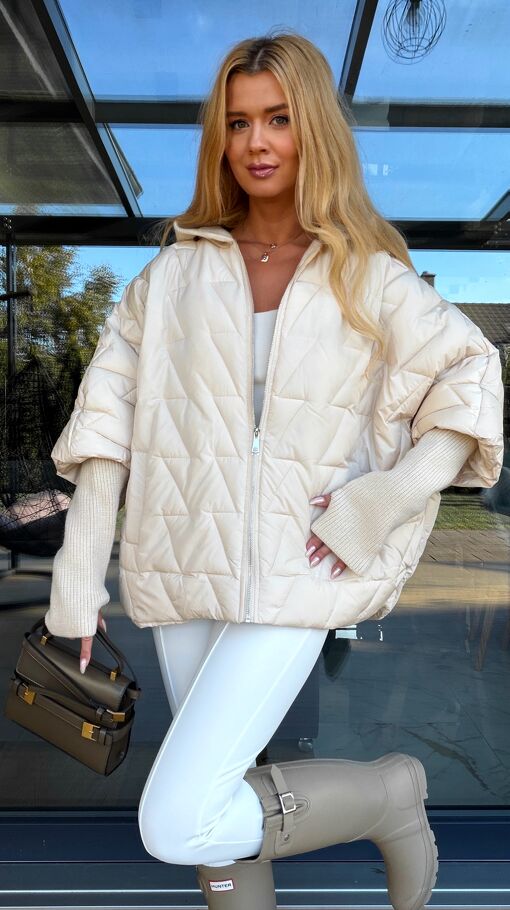 Stylowa pikowana kurtka z kapturem i swetrowymi dodatkami ONE SIZE ecru - S497A