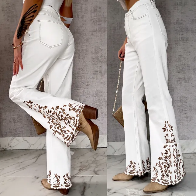Białe elastyczne jeansy dzwony z haftowanymi kwiatami - R600