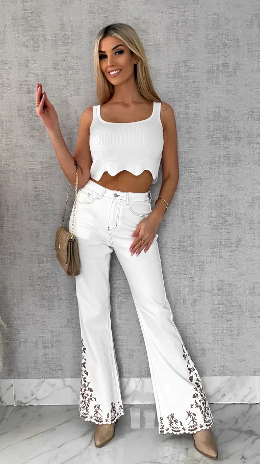 Białe elastyczne jeansy dzwony z haftowanymi kwiatami - R600