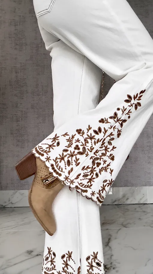 Białe elastyczne jeansy dzwony z haftowanymi kwiatami - R600