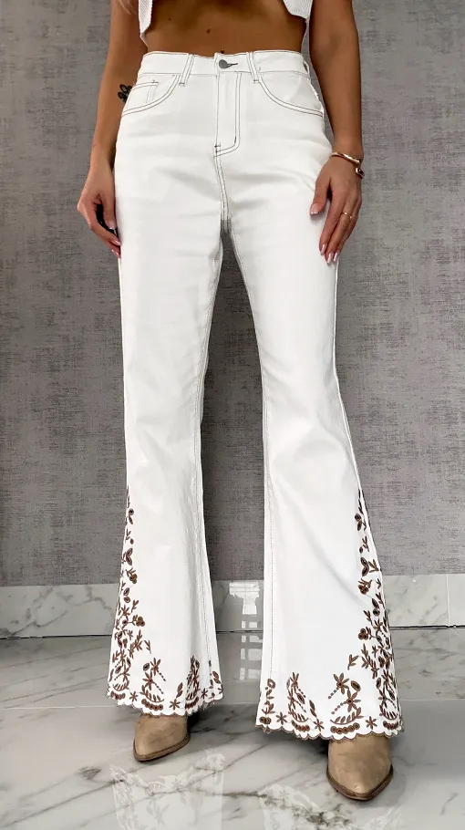 Białe elastyczne jeansy dzwony z haftowanymi kwiatami - R600