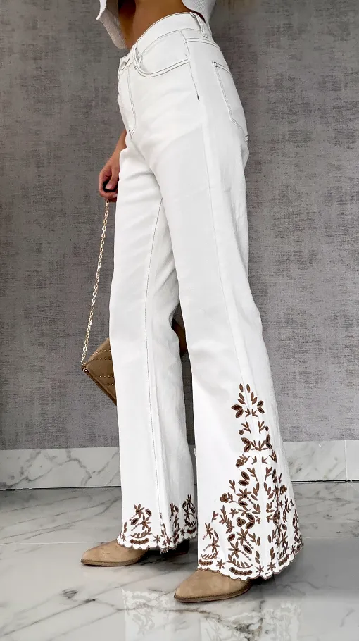 Białe elastyczne jeansy dzwony z haftowanymi kwiatami - R600