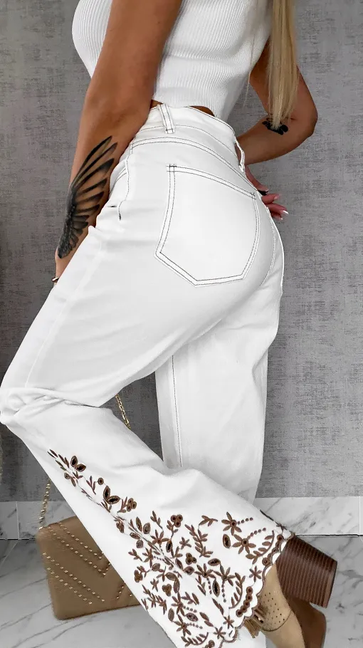 Białe elastyczne jeansy dzwony z haftowanymi kwiatami - R600