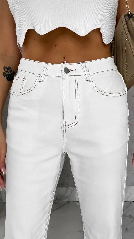 Białe elastyczne jeansy dzwony z haftowanymi kwiatami - R600