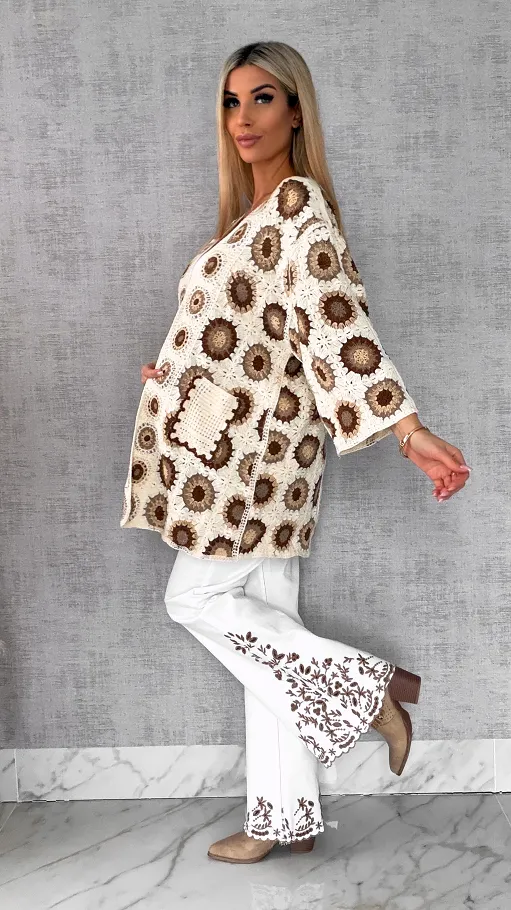 Białe elastyczne jeansy dzwony z haftowanymi kwiatami - R600