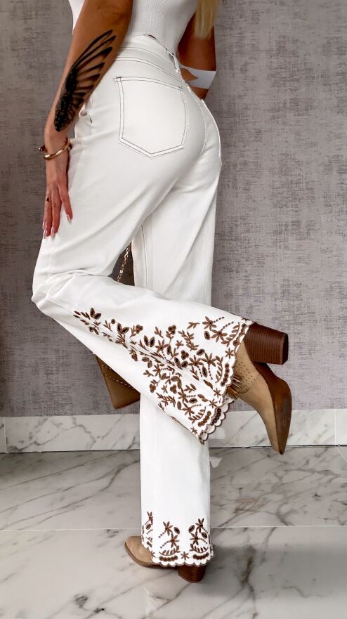 Białe elastyczne jeansy dzwony z haftowanymi kwiatami - R600